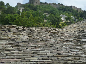 Dach w Gjirokastrze, Zobacz kamienne dachy podczas wycieczki w Albanii