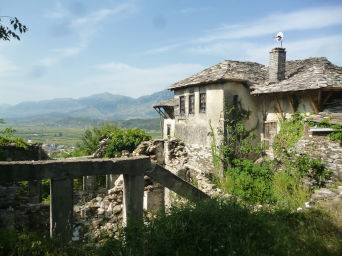 Stary dom w Gjirokastrze, Wycieczka z Sarnady do Gjirokastry