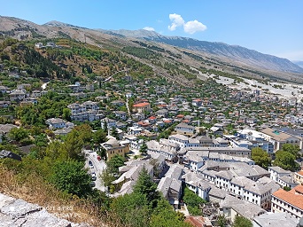 Widok z zamku w Gjirokastrze. Wycieczka po Albani, Gjirokastra - kamienne miasto UNESCO