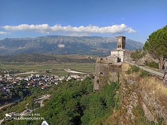 Wierza zegarowa na zamku w Gjirokastrze, możemy ją podziwać podczas wycieczki Gjirokastra - kamienne miastro UNESCO