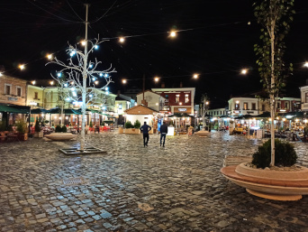 Rynek w Korczy nocą