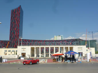 Muzeum Archeologii oraz Stadion Air Albania